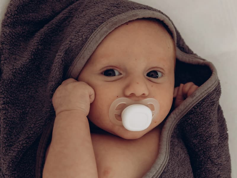 Baby im Handtuch nach dem Spa