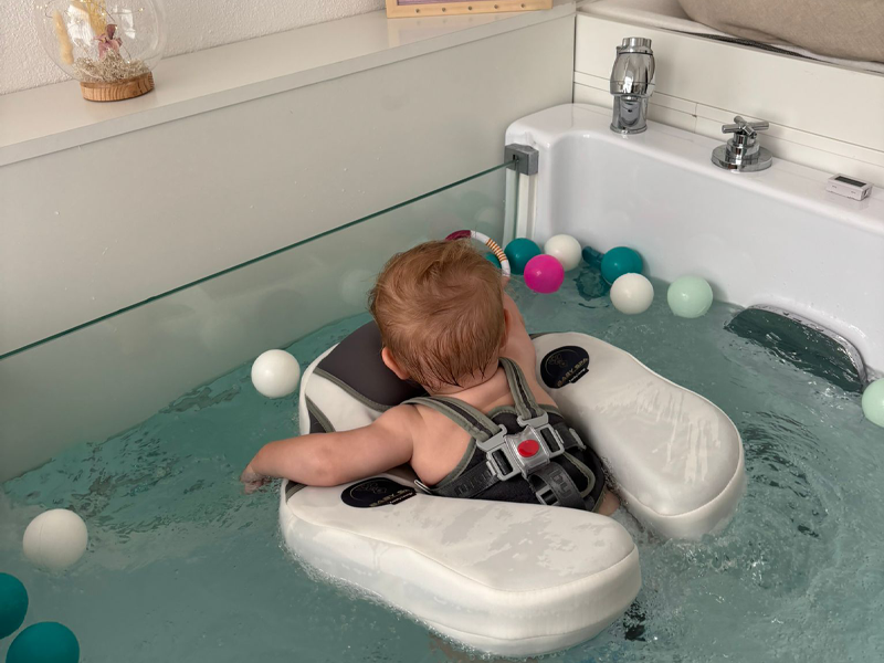 Baby mit Bällen im Spa