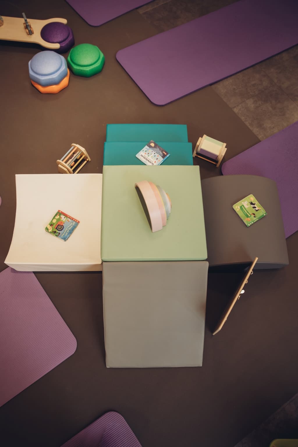 Balance Steine und Holzautos