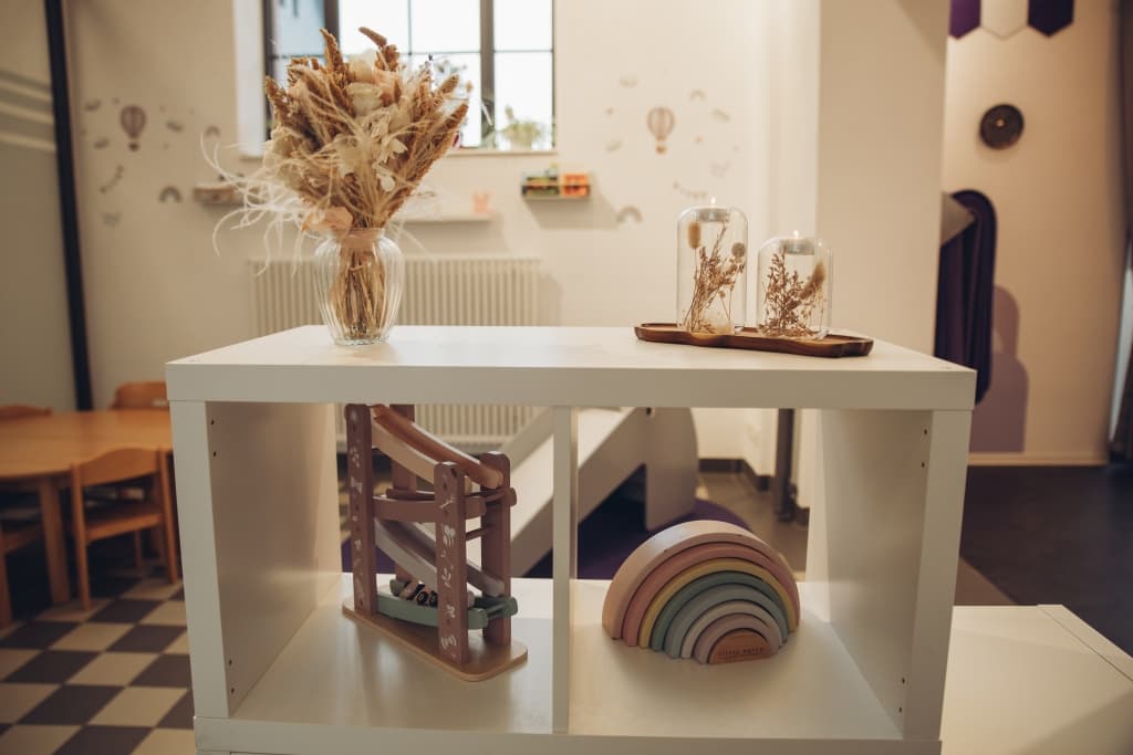 Dekoration mit Trockenblumen und Spielzeug