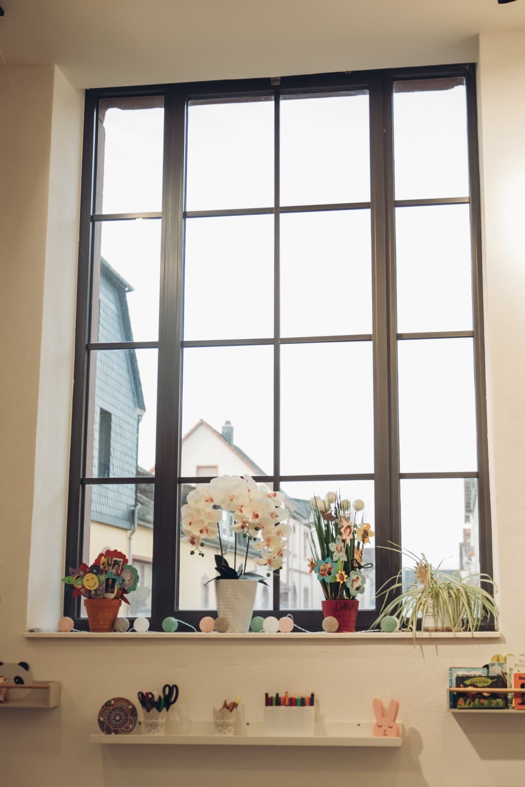 Pimuki Fenster mit Blumendekoration