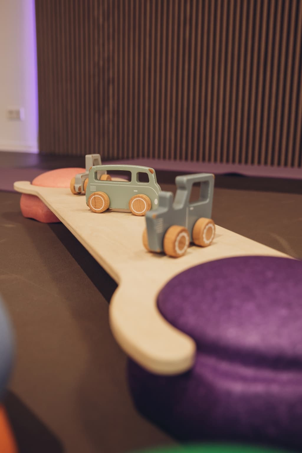 Holzautos auf Wippbrett