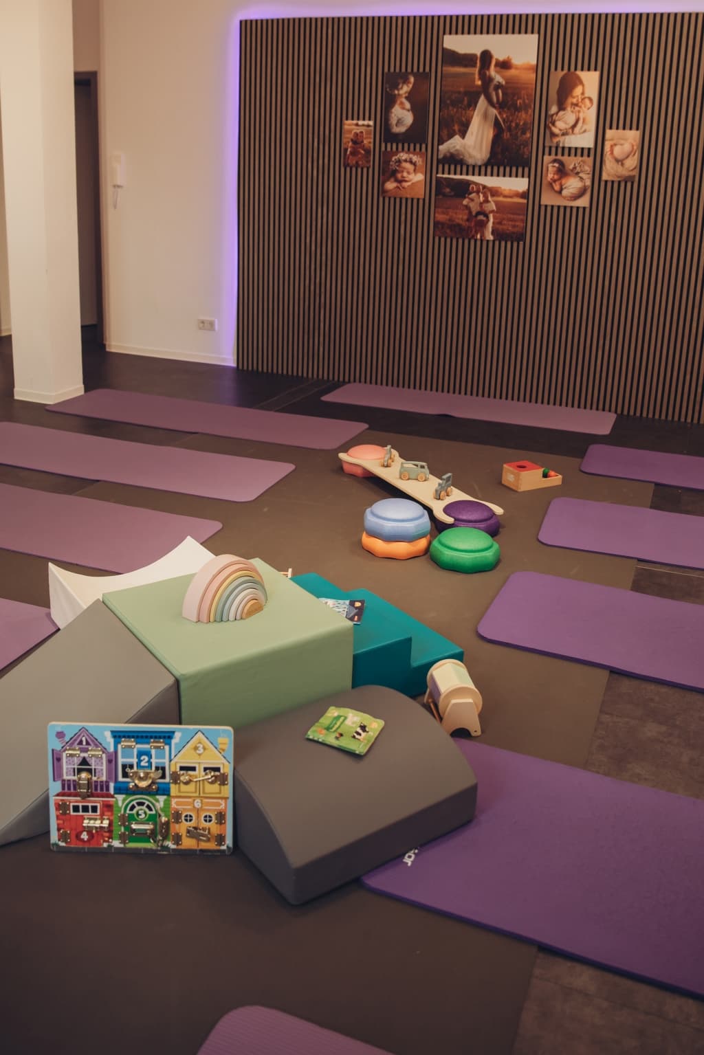 Pimuki Kursraum mit Yogamatten und Spielzeug