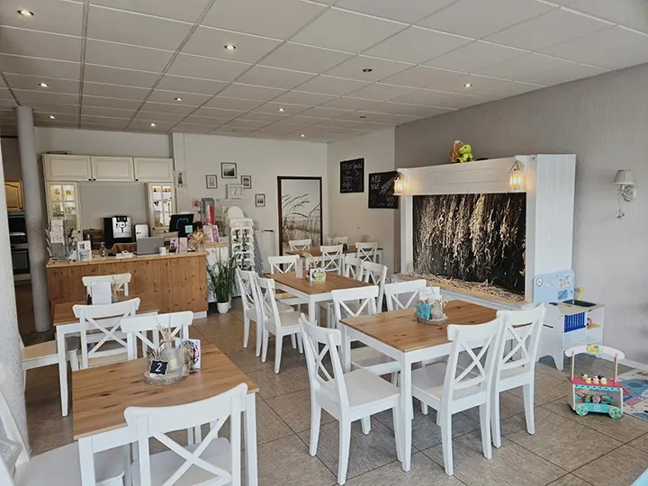 Eltern-Kind-Café in der Salty Lounge Babenhausen - gemütlicher Cafébereich mit Spielecke und Gradierwerk