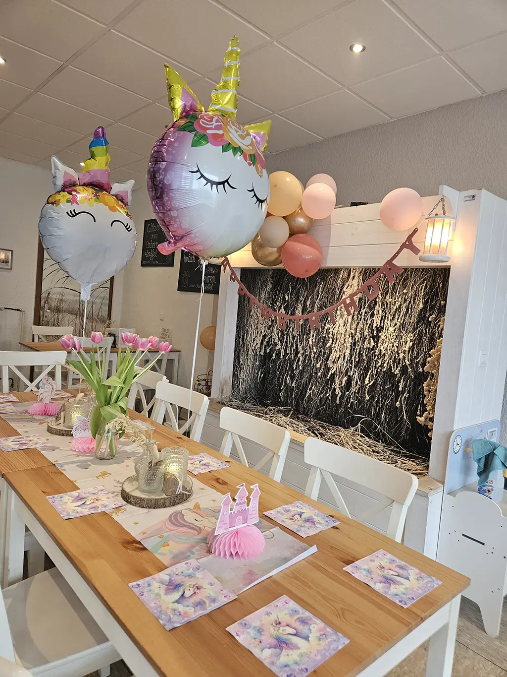 Kindergeburtstag in der Salty Lounge Babenhausen - dekorierter Geburtstagstisch mit Schatzsuche im Salzraum